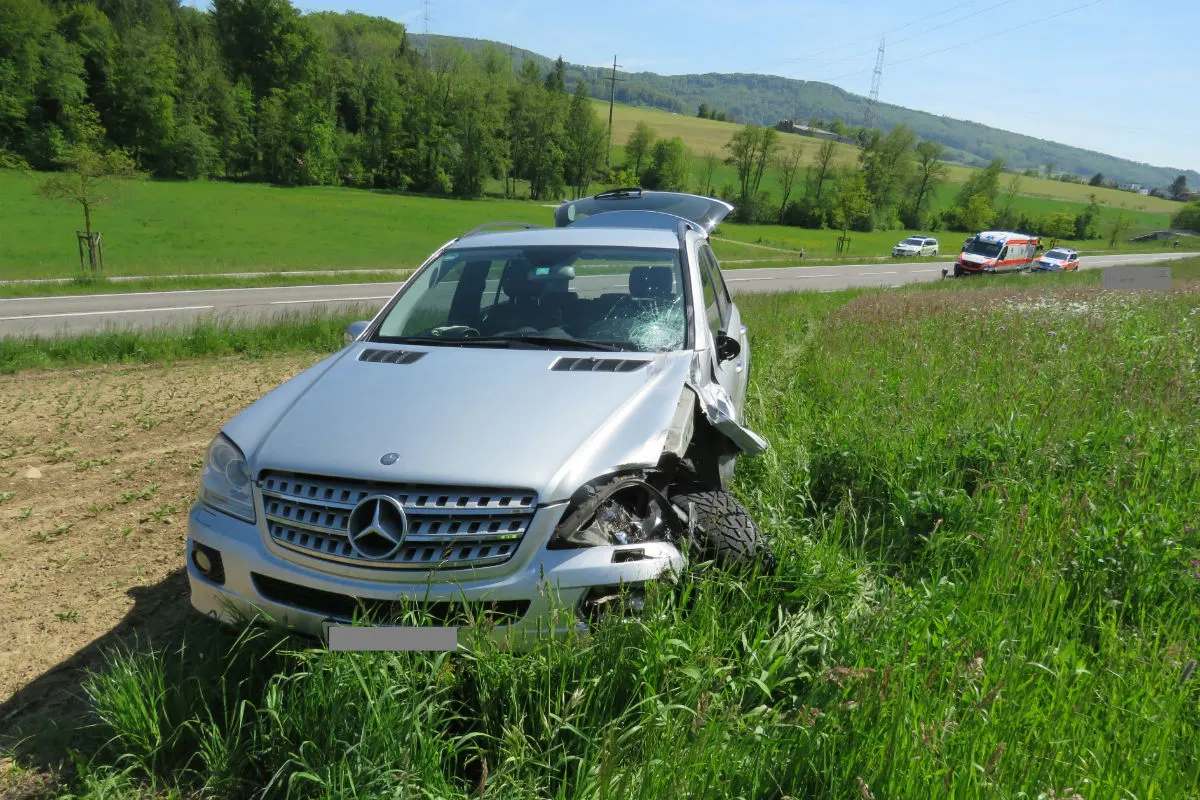 Ehrendingen AG - Auto gerät auf Gegenfahrbahn und erwischt Töff
