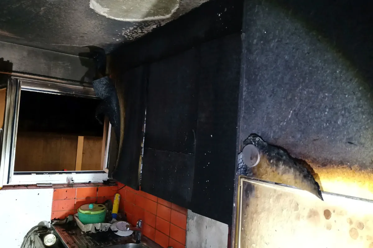 Döttingen AG - Feuerwehreinsatz nach Küchenbrand in Mehrfamilienhaus-Wohnung
