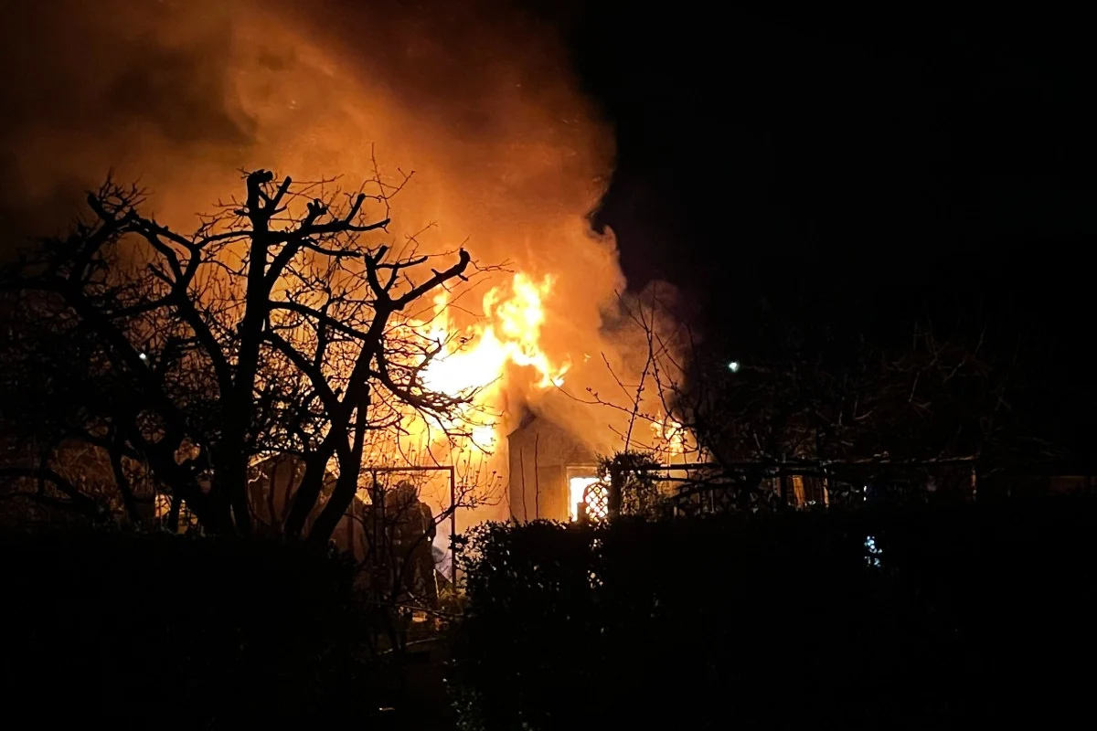 Dinslaken - Gartenhaus steht in Flammen - Polizei ermittelt
