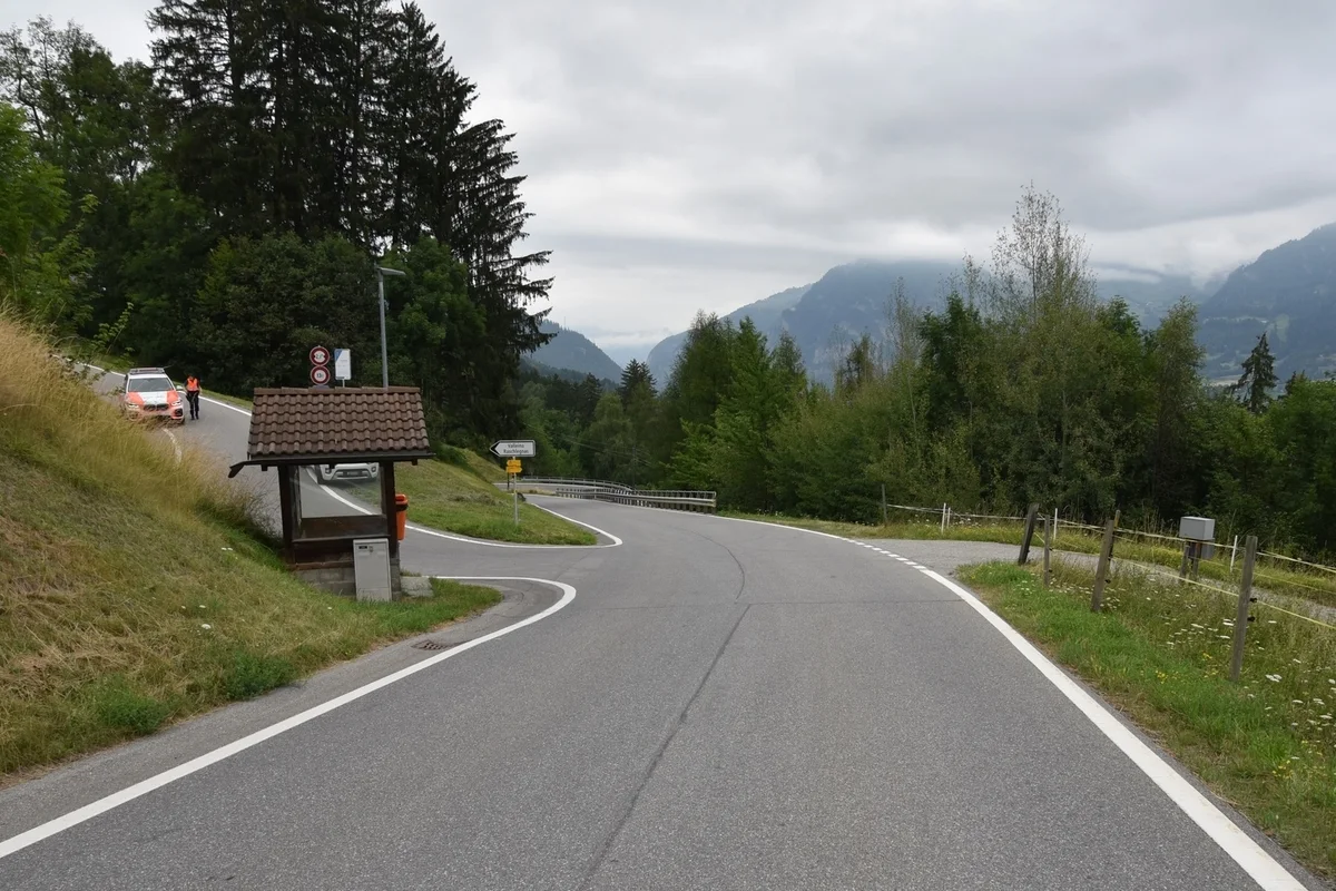 Unfall in Tartar GR - Fahrradfahrer stürzt eine Böschung hinunter