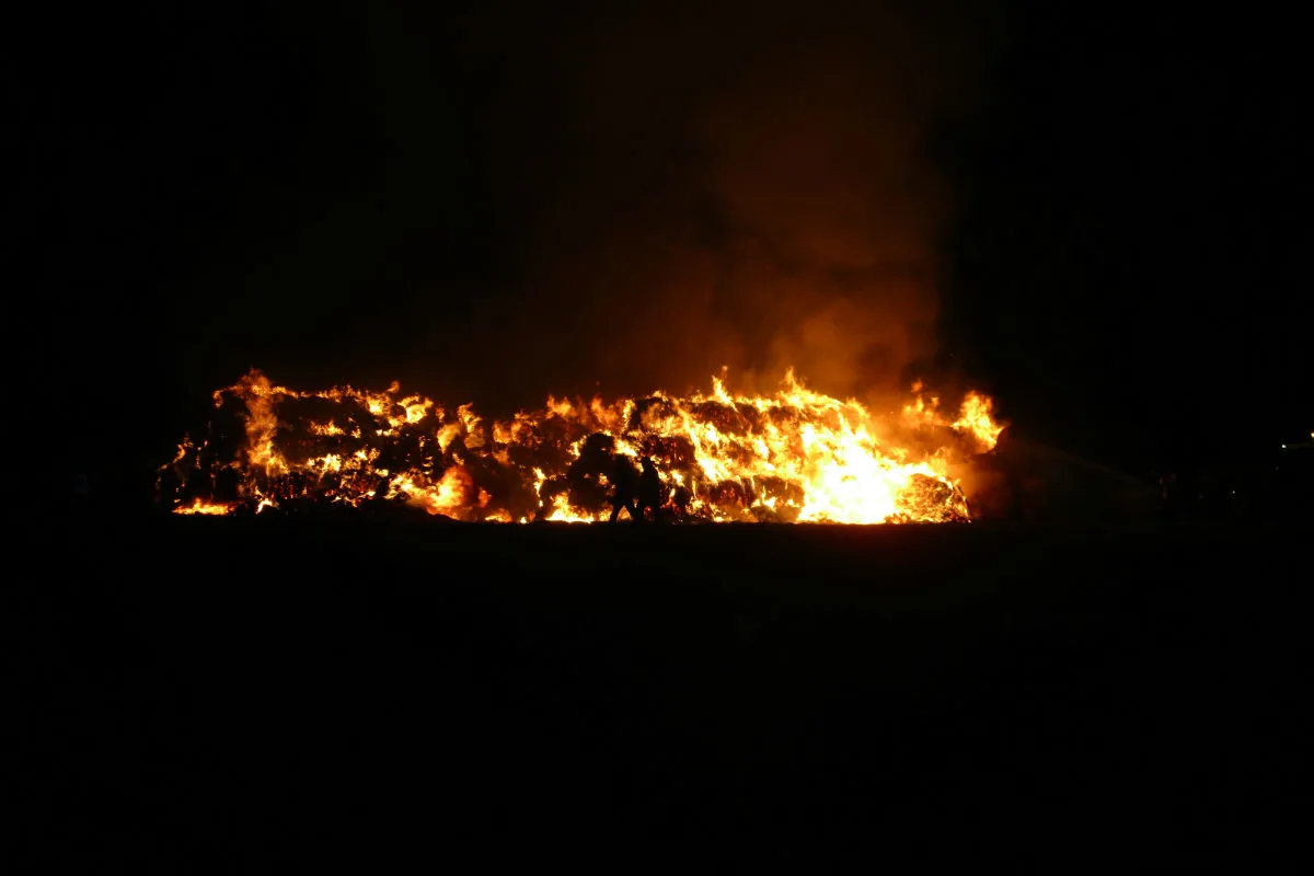 Fröndenberg - 300 Strohballen wohl in Brand gesteckt