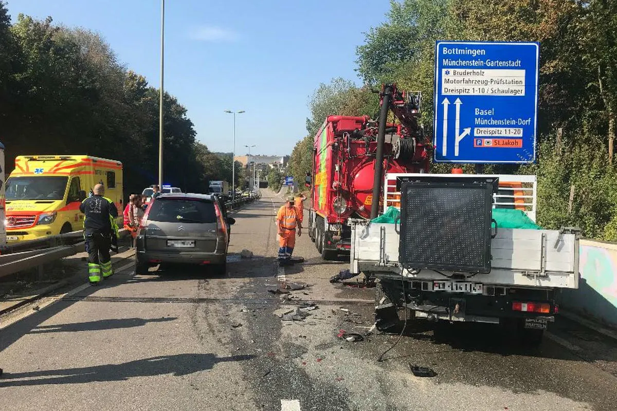 Münchenstein BL - Personenwagen fährt in Lieferwagen des Tiefbauamts Basel-Landschaft
