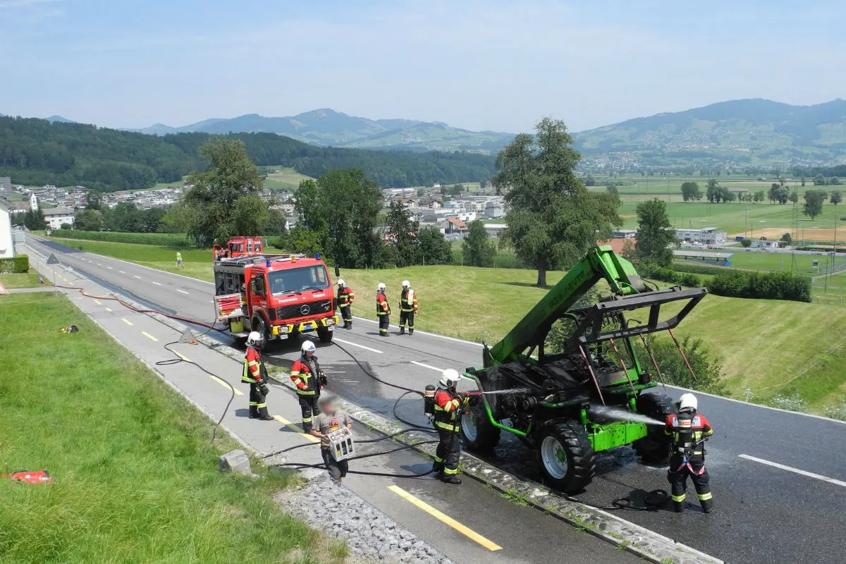 Tuggen SZ - Arbeitskarren fängt Feuer
