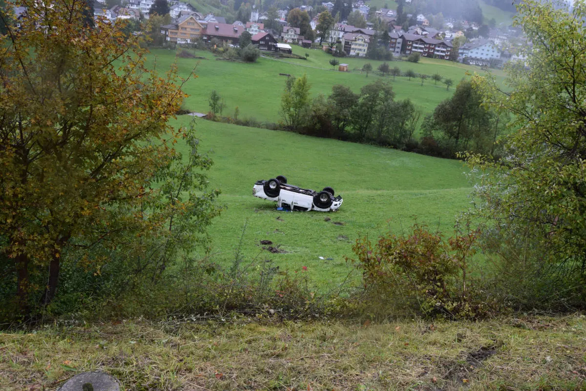 Unfall Gais AR - Nach Selbstunfall auf dem Dach gelandet