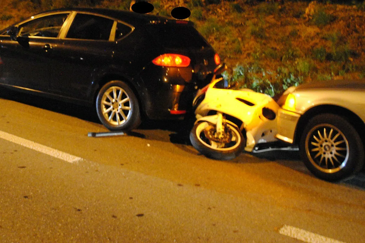 Neuhausen am Rheinfall SH - Auffahrkollision zwischen zwei Autos und einem Motorrad.