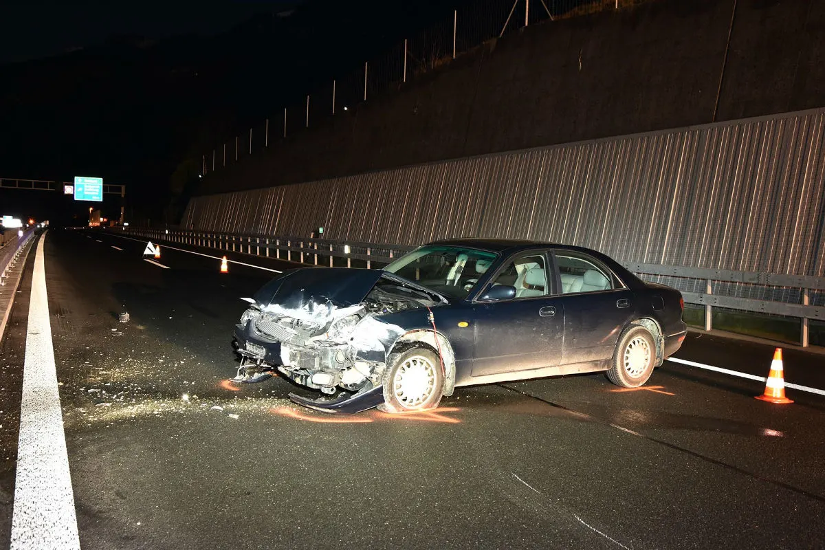 Beckenried NW - 20-Jähriger baut auf A2 Selbstunfall