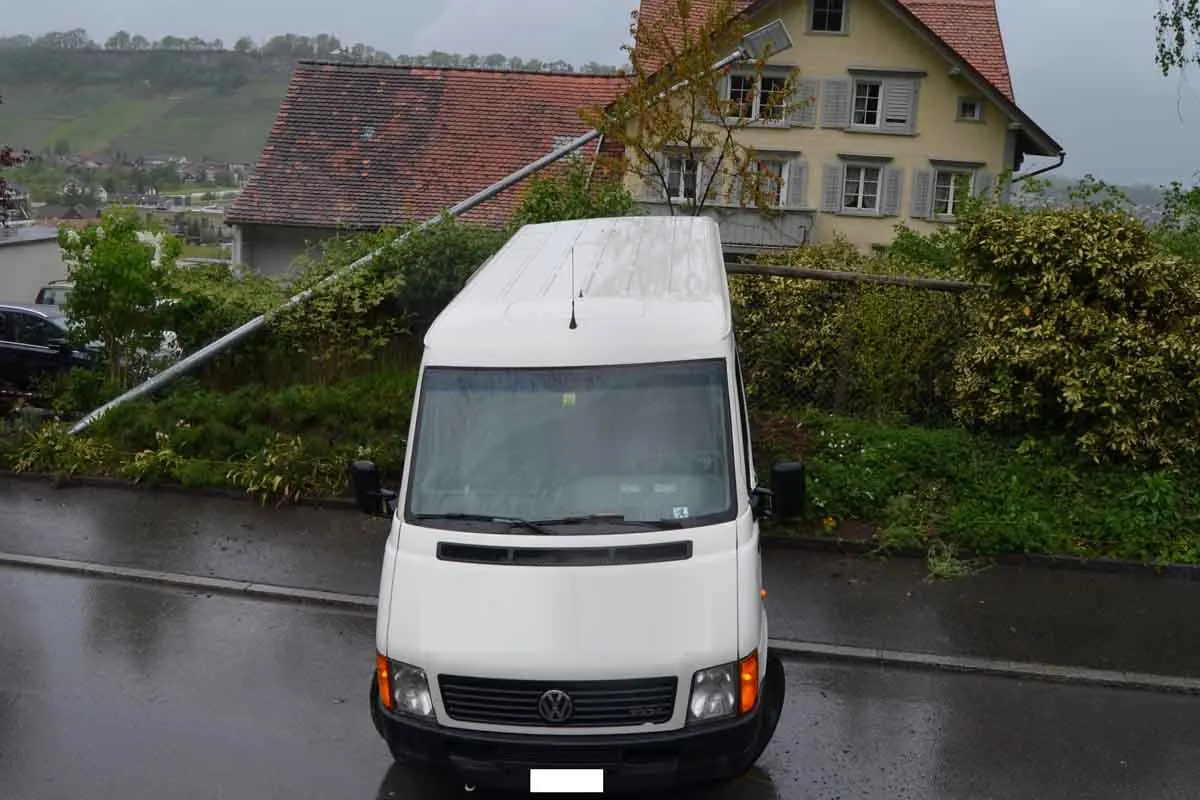 Lutzenberg AR - Lieferwagen kracht in Beleuchtungskandelaber