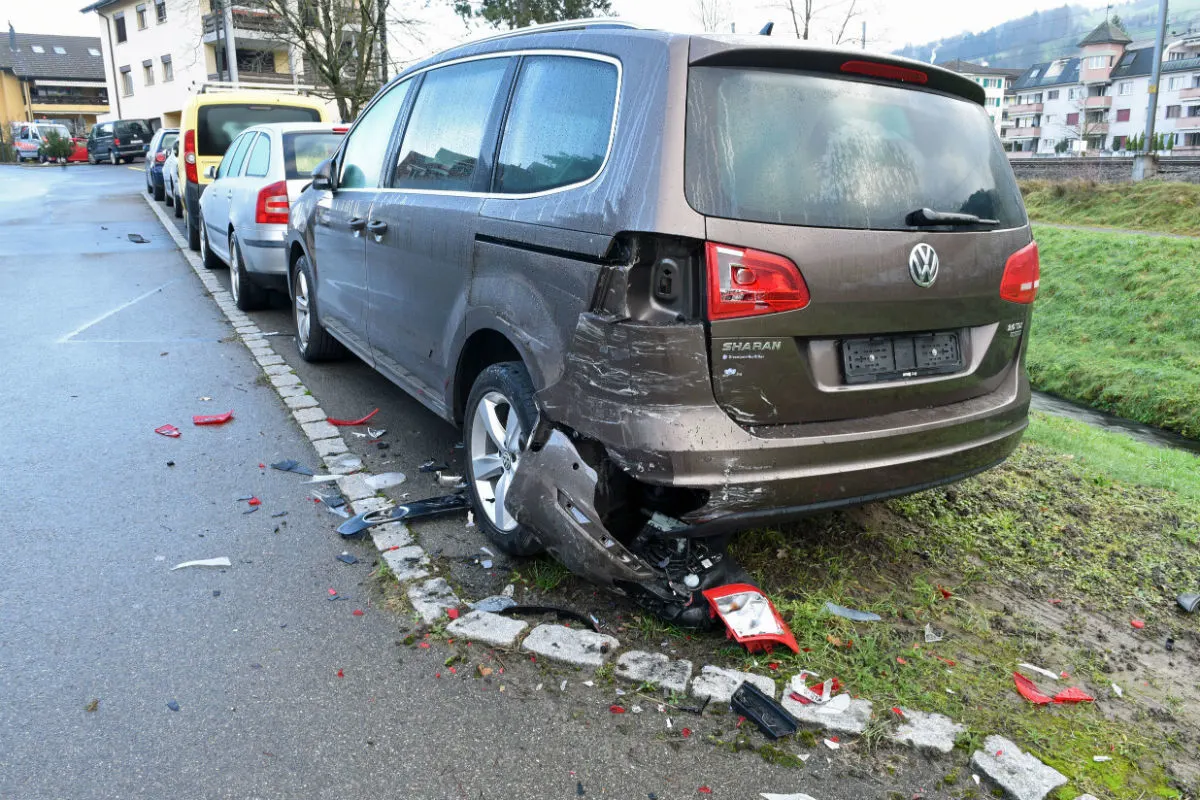 Root LU - Auto prallt in parkiertes Fahrzeug
