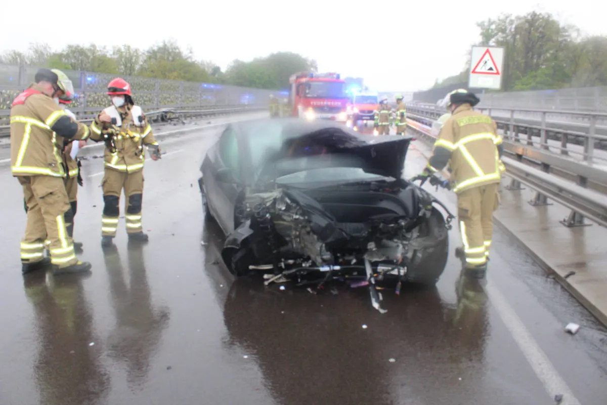 A6 Kaiserslautern – Nach Unfall nur noch Elektroschrott