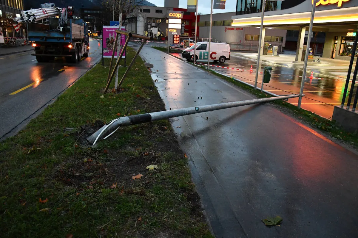 Chur GR - Fahrleitung durch Lastwagenkran heruntergerissen