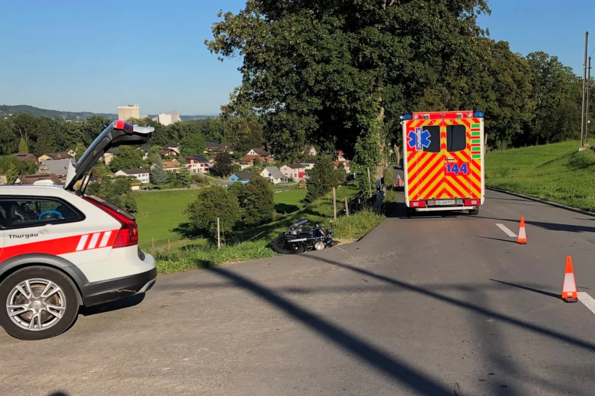 Unfall in Bussnang TG - Überholmanöver geht schief - Motorradlenker mittelschwer verletzt
