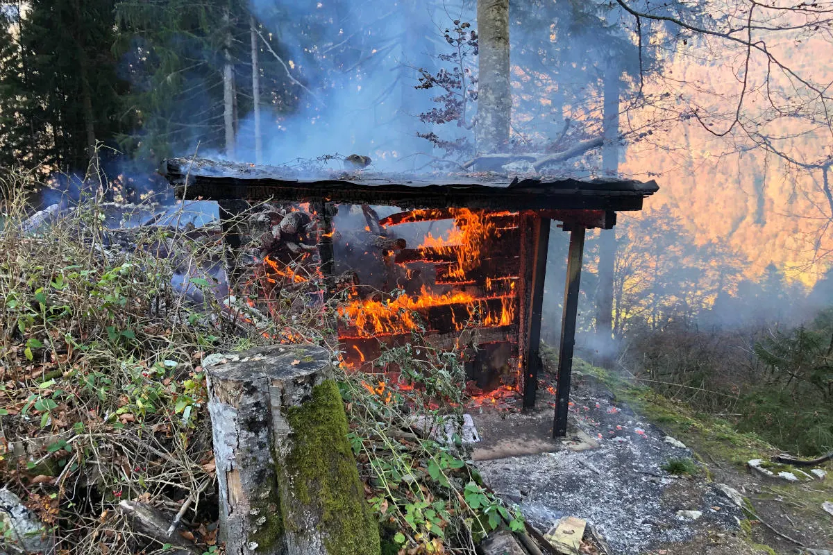 Brandfall in Diesbach GL – Feuer griff auf Bäume und Transportbahnhäuschen über 