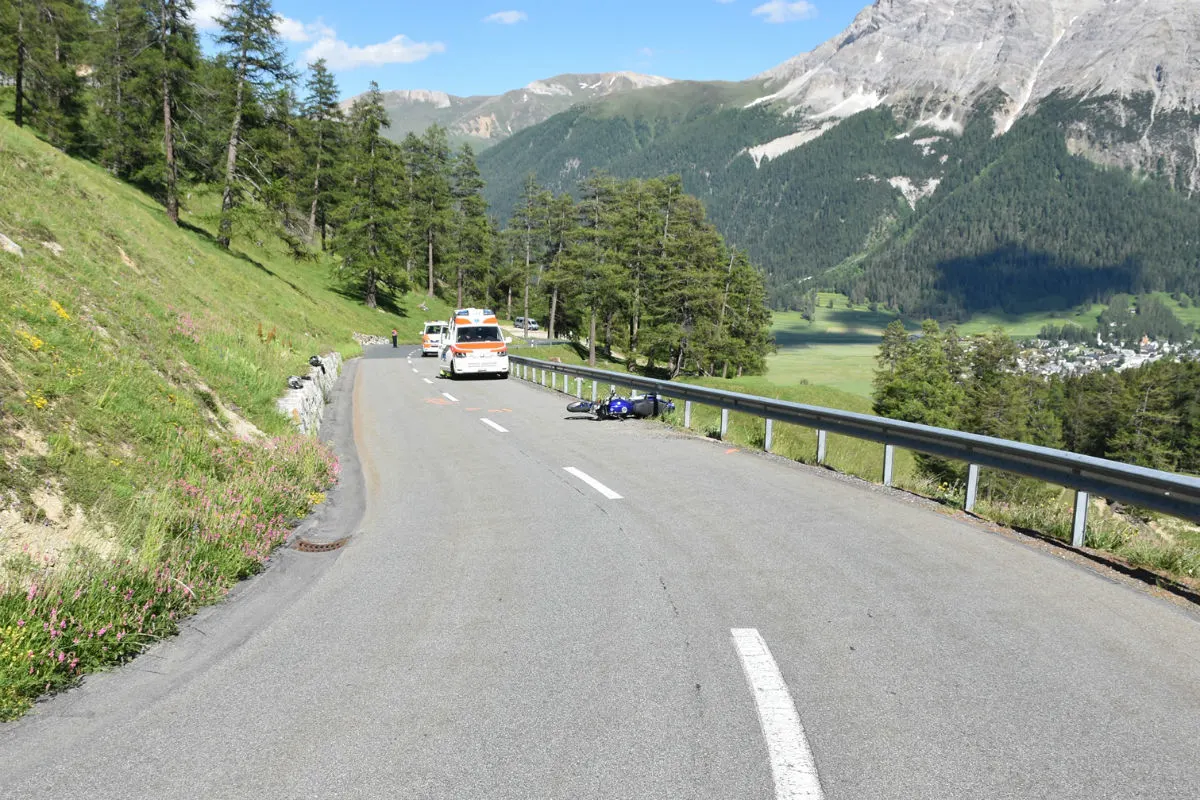 La Punt Chamues-ch GR - Verkehrsunfall mit zwei beteiligten Motorrädern