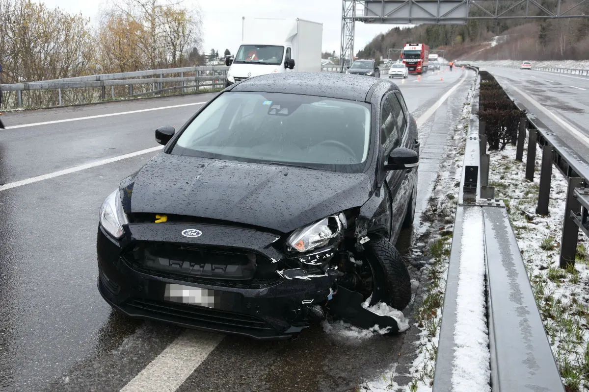 Gossau SG - In Leitplanke geprallt – Zeugenaufruf
