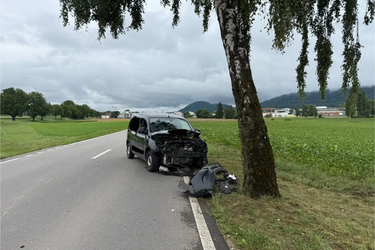 Unfall in Neunkirch SH – Lenker prallt gegen Baum