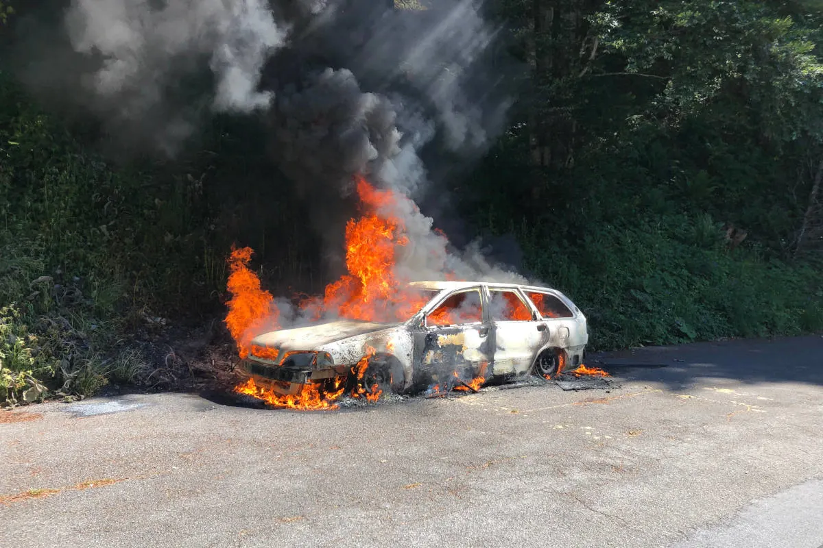 Fahrzeugbrand auf der Klausenpassstrasse