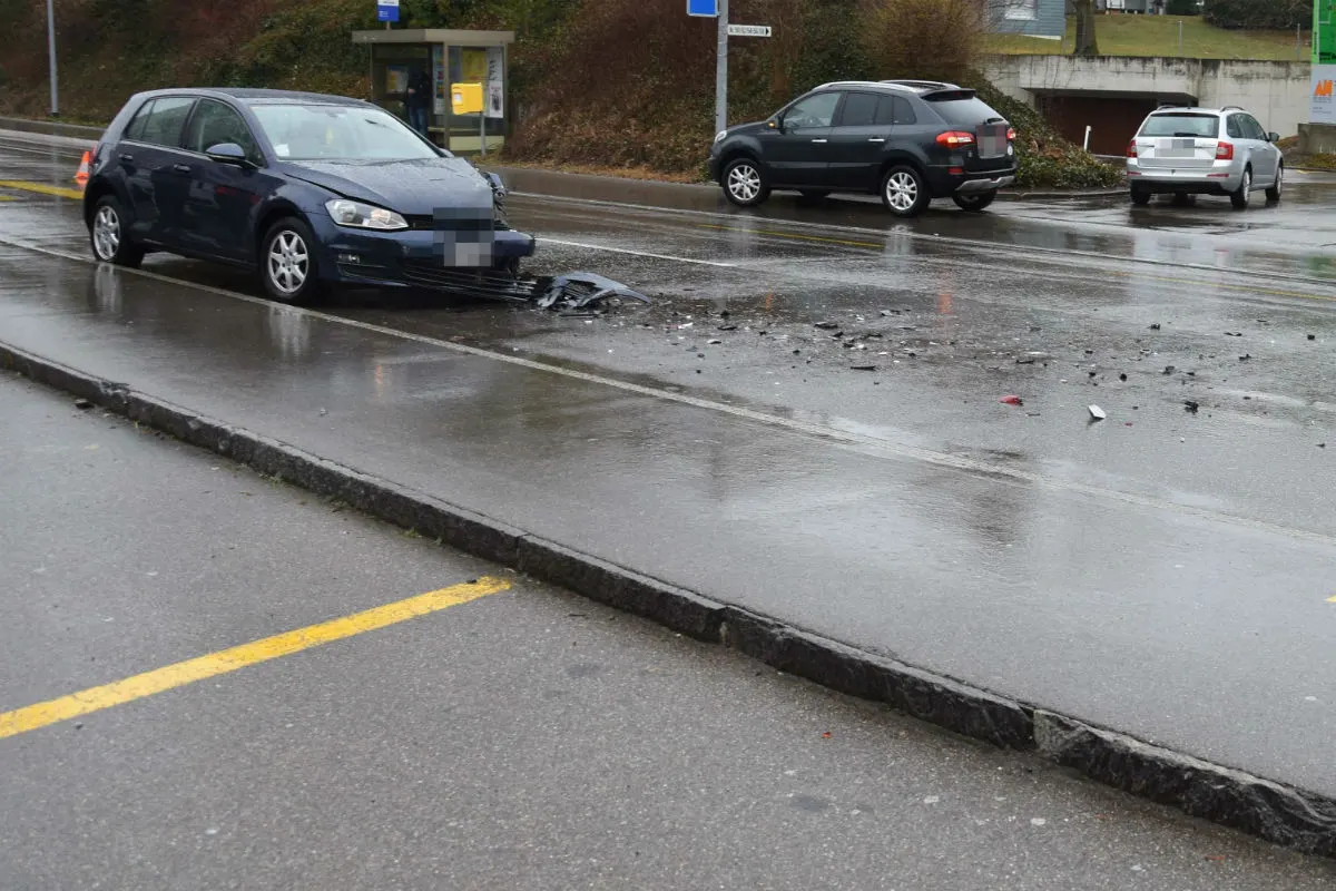 Wil SG - Auffahrkollision zwischen zwei Autos