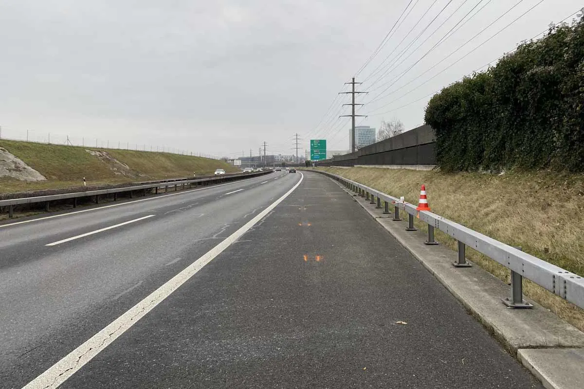 Cham ZG - Autolenkerin in Schlangenlinie auf der Autobahn unterwegs