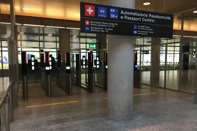 Flughafen Zürich ZH - Ausreise-Schleusen für die automatisierte Passkontrolle