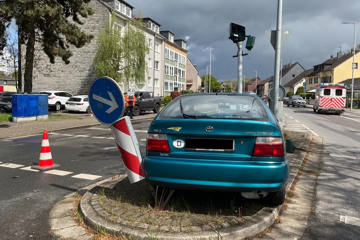 Mülheim an der Ruhr – Zwei Verletzte nach Unfall mit Laternenmast
