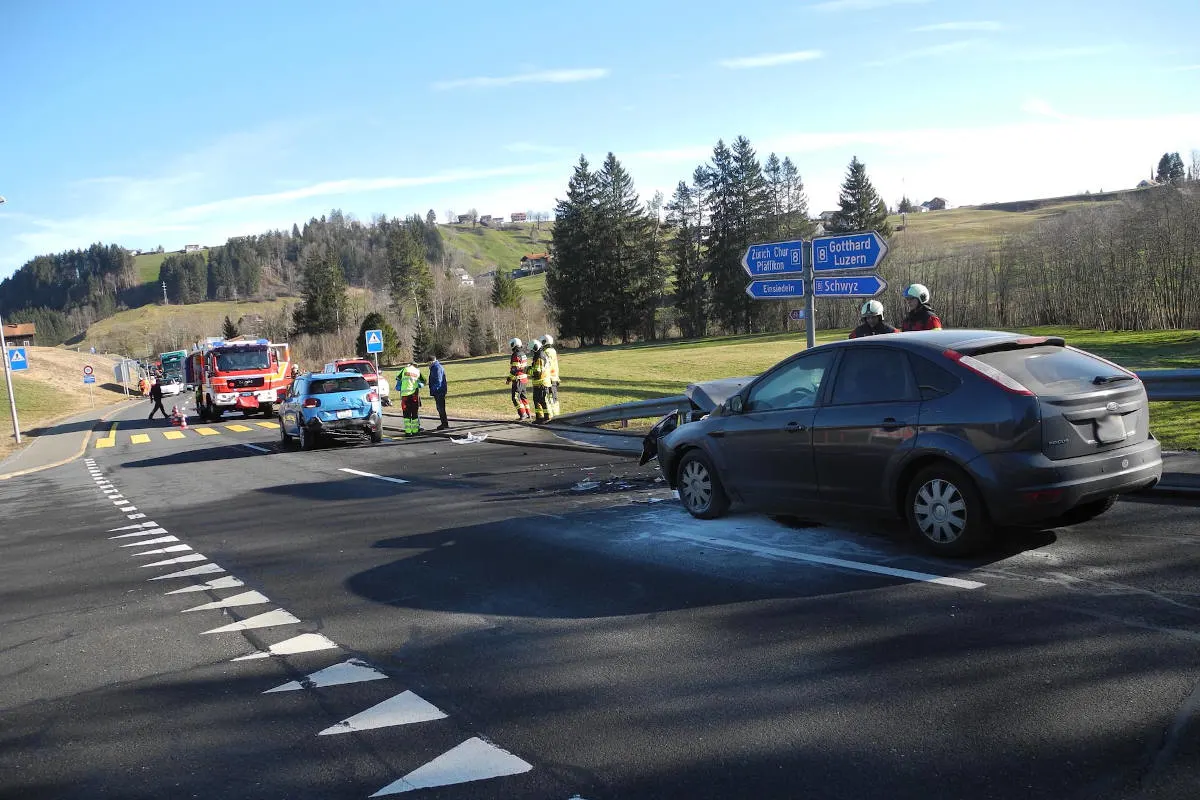 Bennau SZ - Eine Person bei Auffahrkollision verletzt