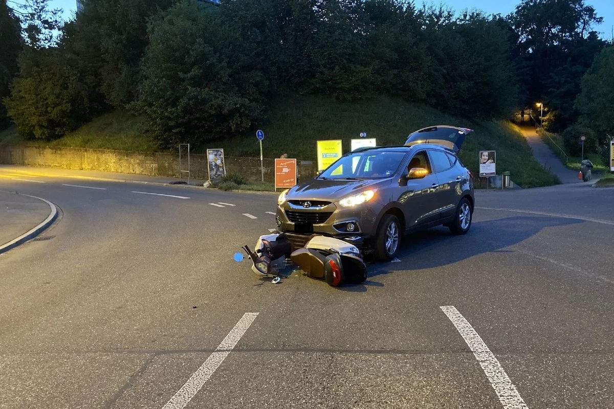 Neuhausen am Rheinfall SH - Personenwagen kollidiert frontal mit Motorroller