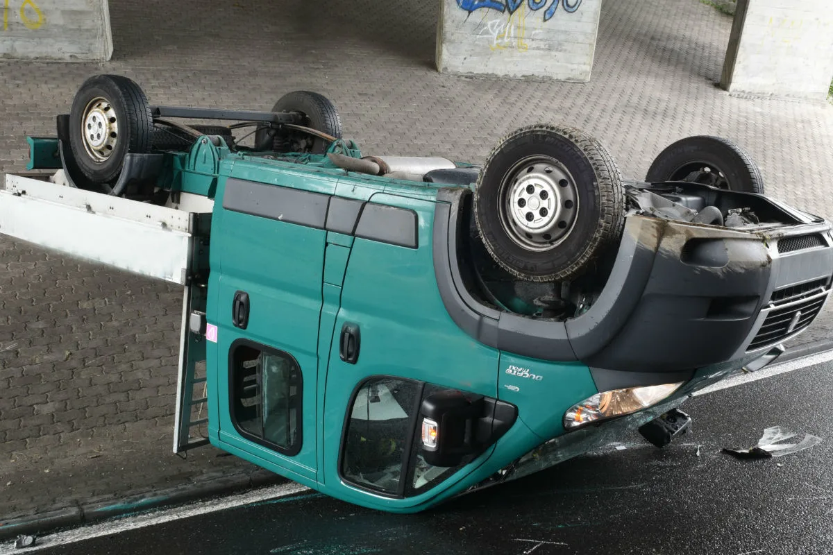 Ebikon LU - Lieferwagen landet auf dem Dach