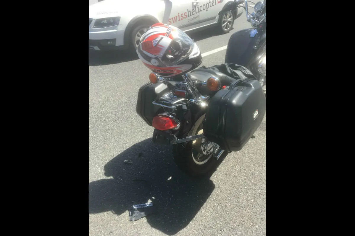 Näfels GL - Auto auf Motorrad aufgefahren