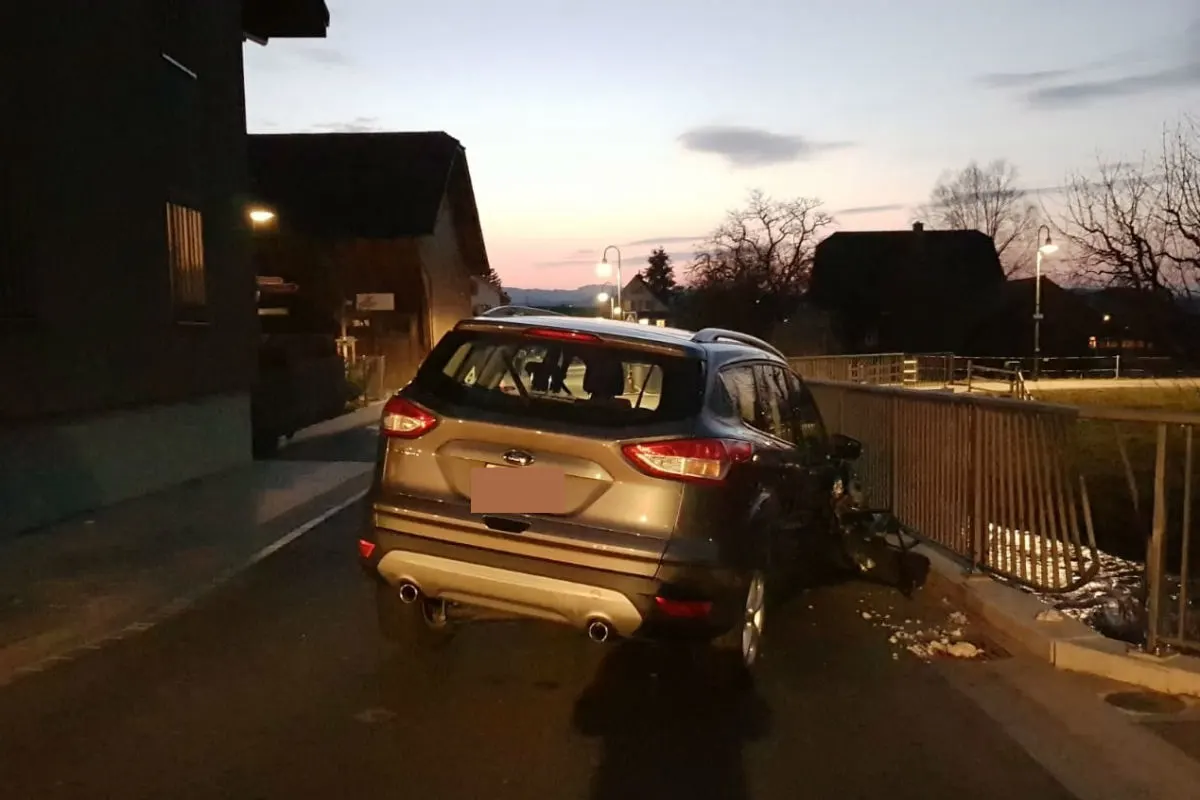 Jonen AG - Auto prallt in Brückengeländer