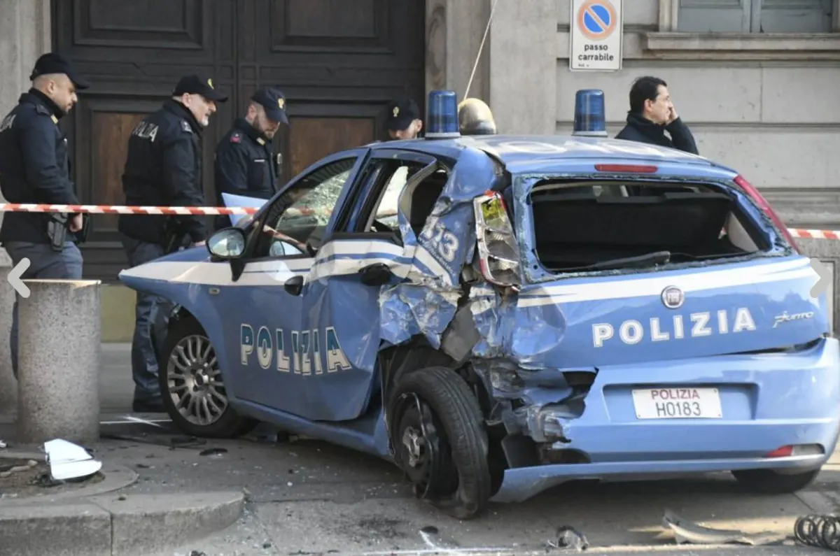 Bus fährt in Polizeiautos - drei Verletzte
