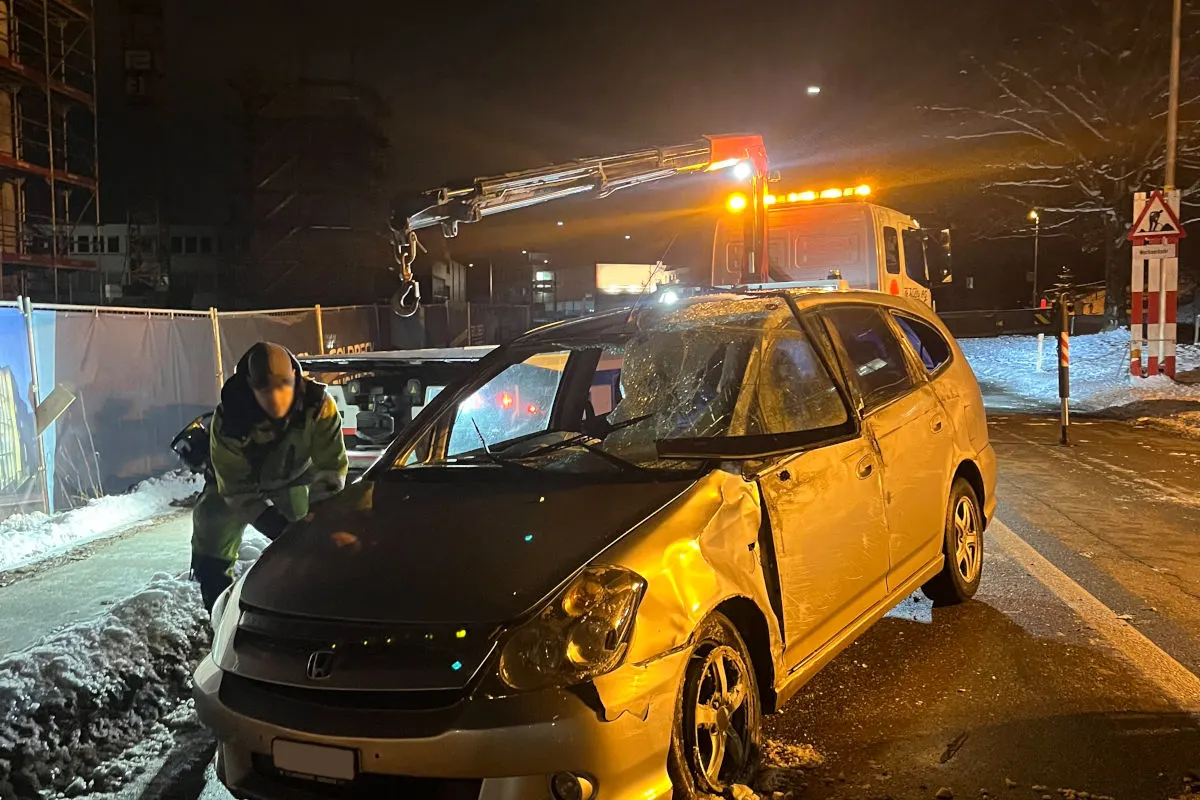 Niederwangen BE – Auto kippt nach Unfall 