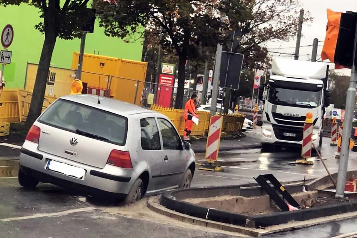 Außergewöhnlicher Unfall in Wanheimerort -  Golf blieb in frischem Beton stecken 