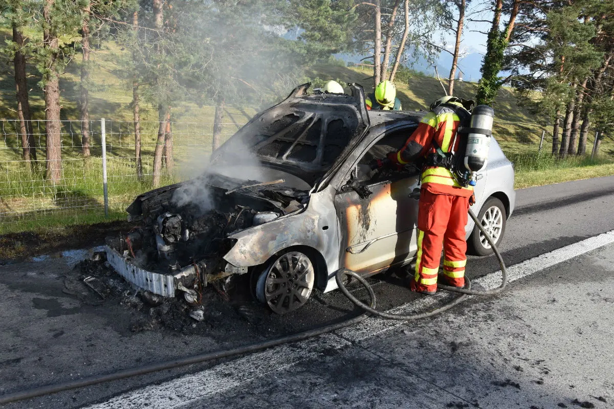 Salez SG - Auto brennt auf der Autobahn