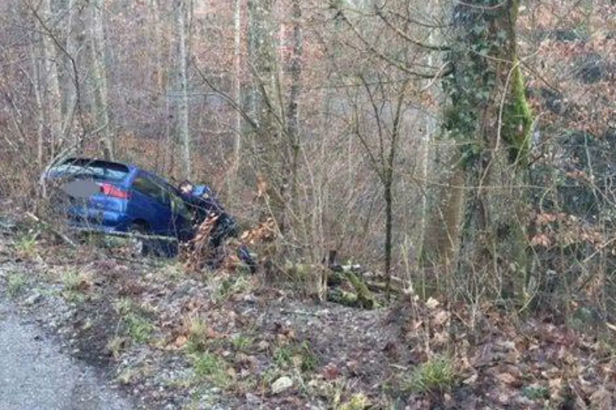 Spreitenbach AG - 19-Jähriger baut Selbstunfall und lässt Auto einfach stehen
