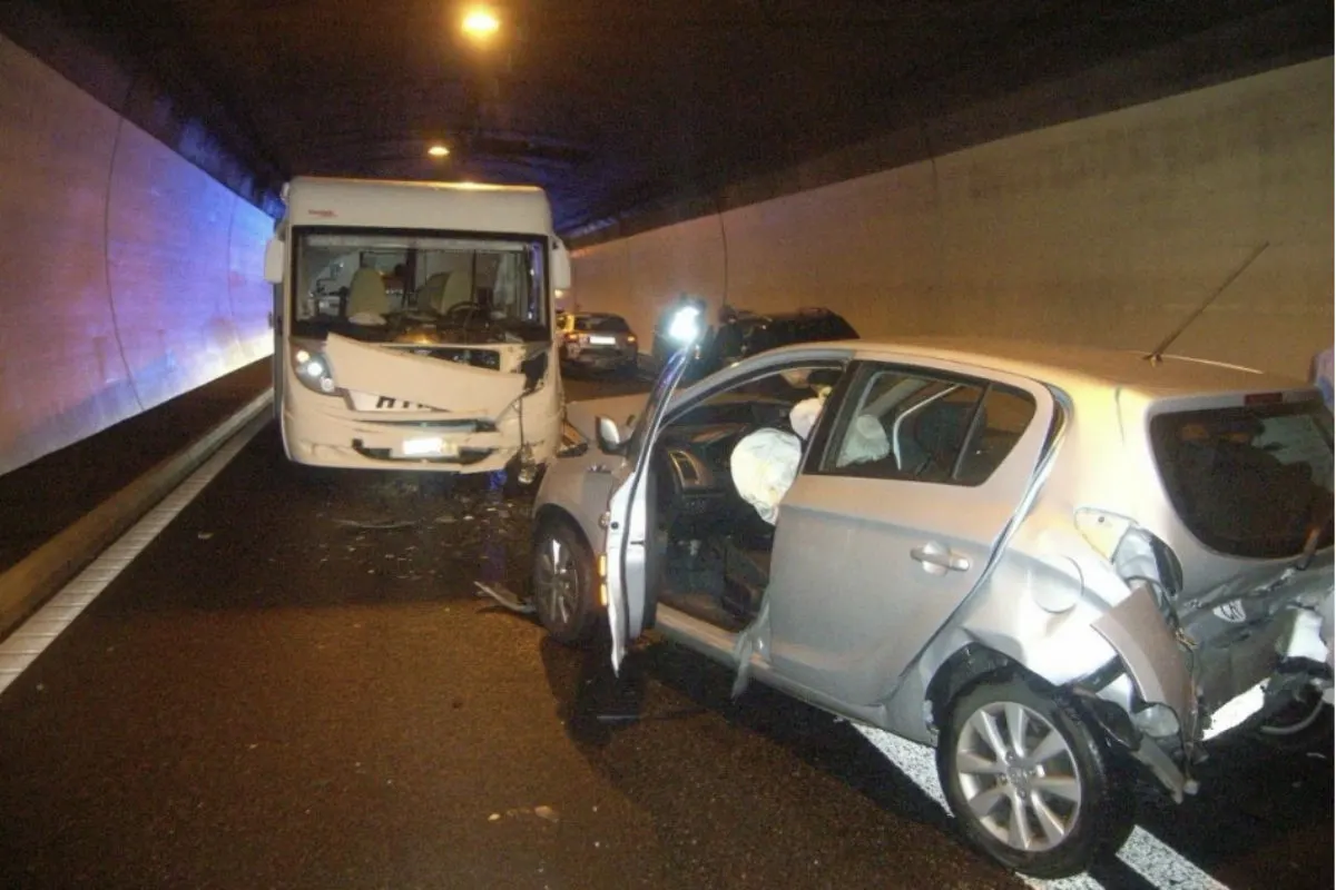 Flüelen UR - Verkehrsunfall im Flüelertunnel – mehrere Personen verletzt