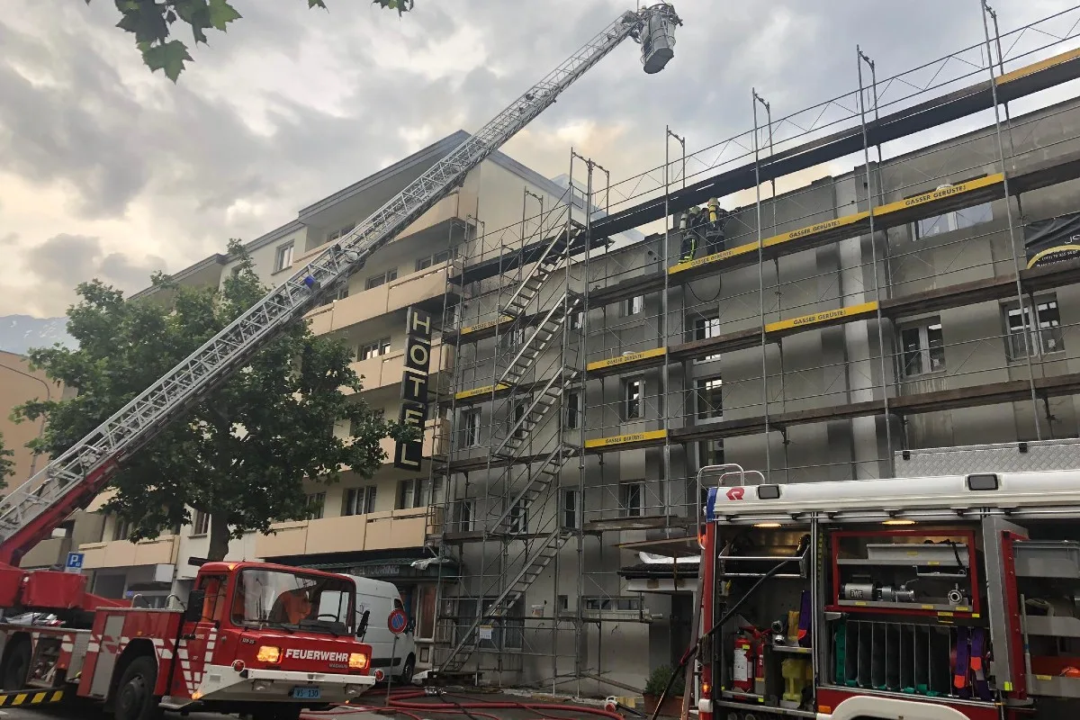 Naters VS - Brand in Hotel verursacht grossen Sachschaden - Gast rettet sich