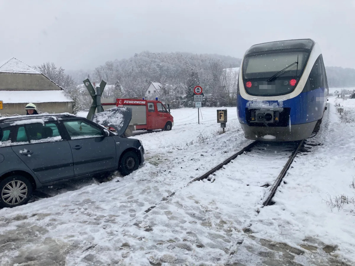 Bovenden – Personenzug erfasst Pkw