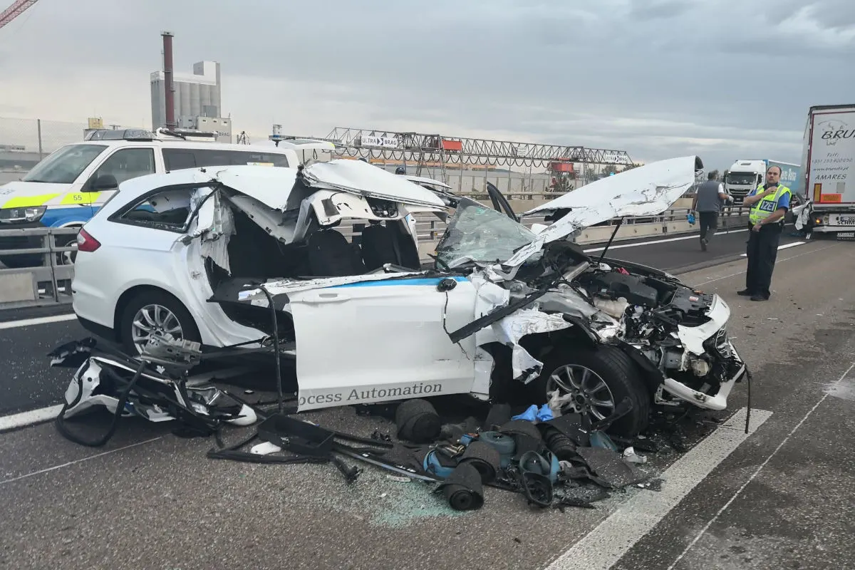 Basel BS - Heftiger Aufprall auf der A2 - Autolenker fährt auf Lastwagen auf!