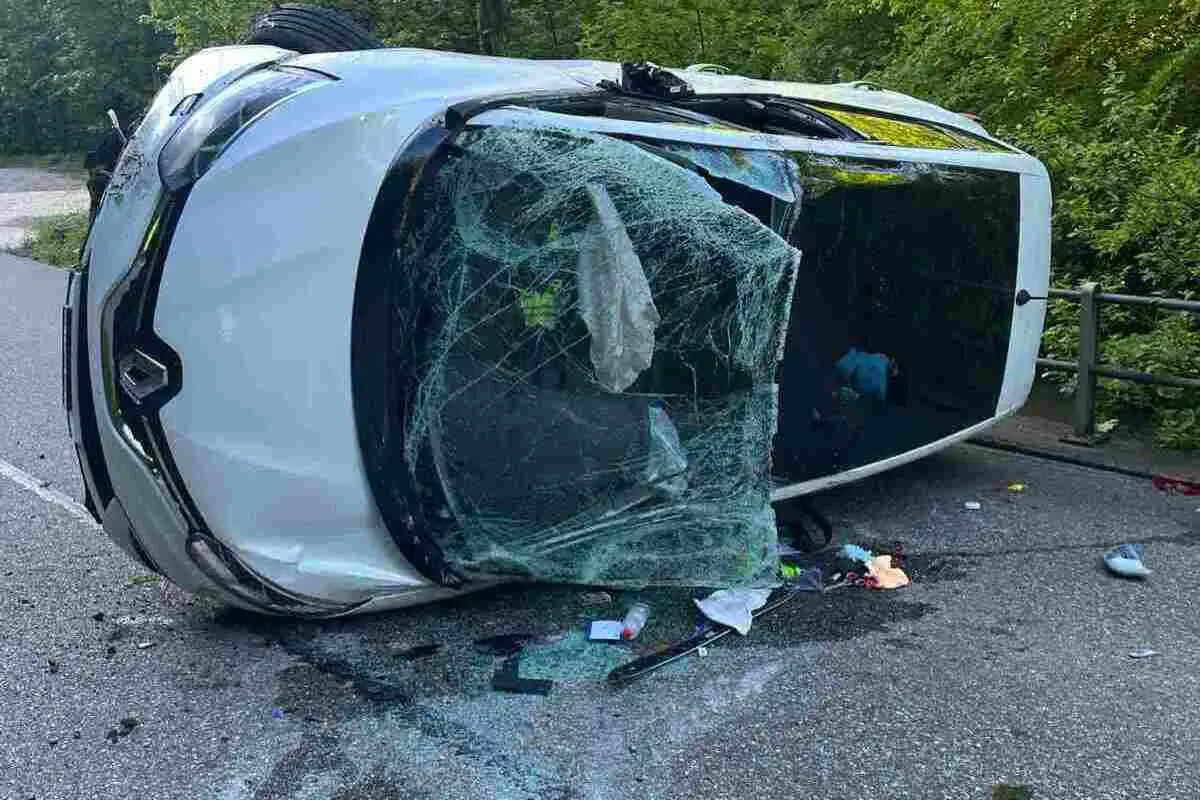 Erschwil SO - Passwangstrasse nach Unfall komplett gesperrt