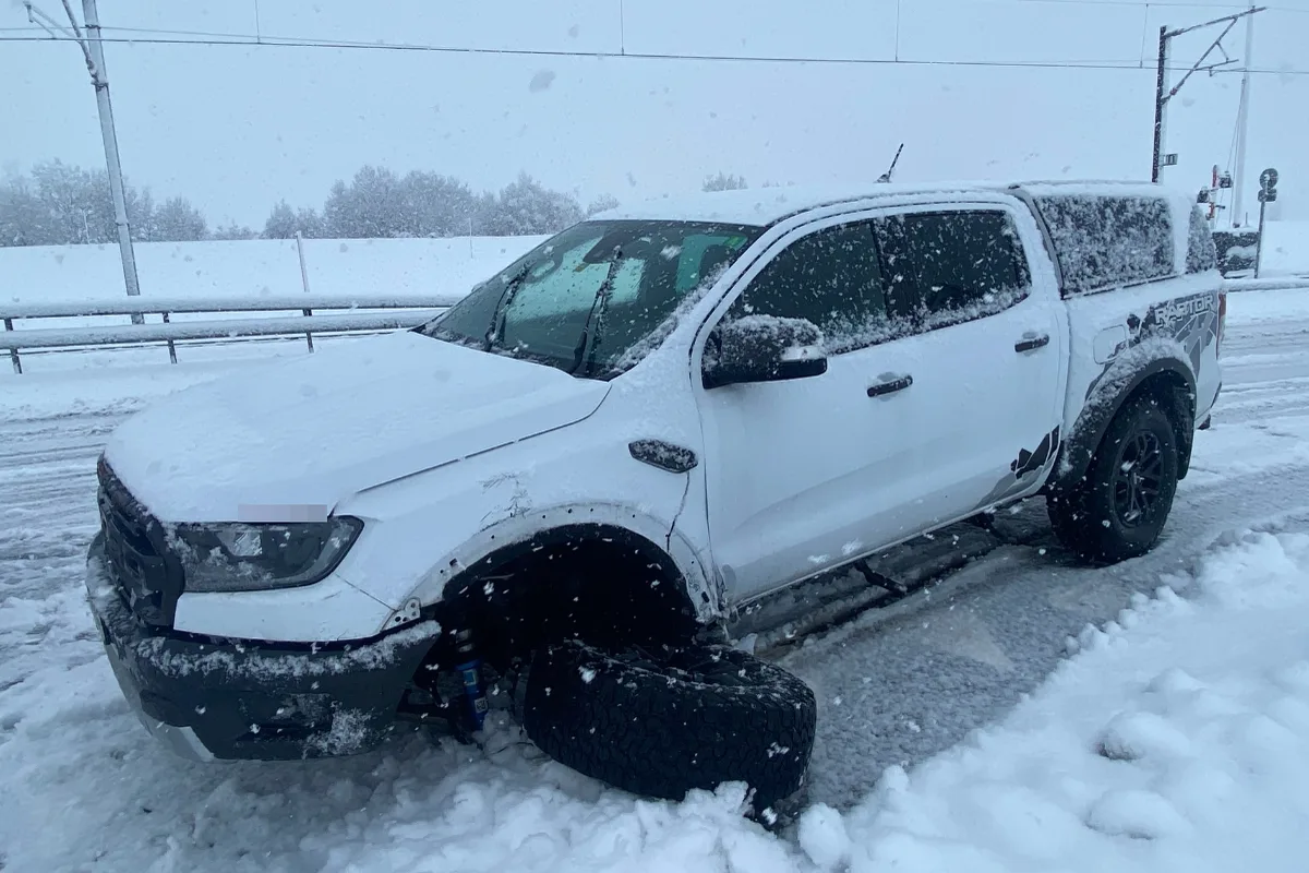 Andermatt UR - Unfall auf schneebedeckter Fahrbahn