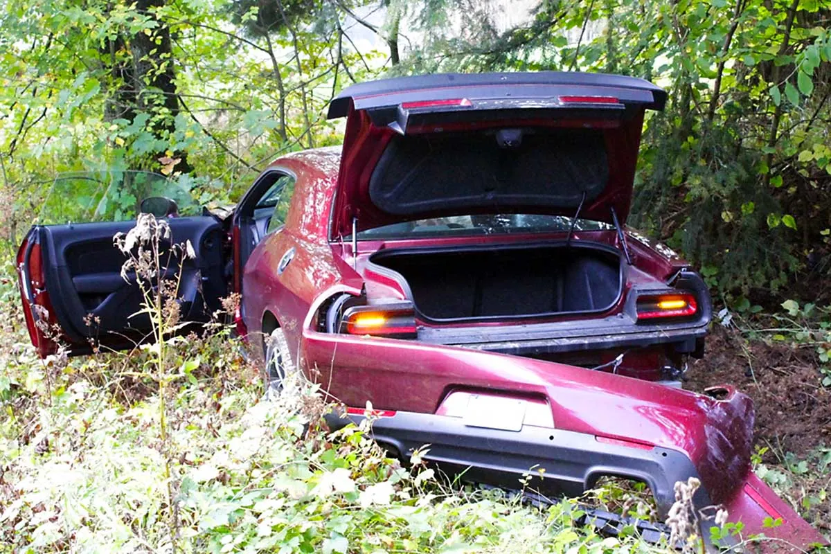 Unfall auf regennasser Fahrbahn in Kreuztal -  28-Jähriger landet mit seinem Dodge im Straßengraben