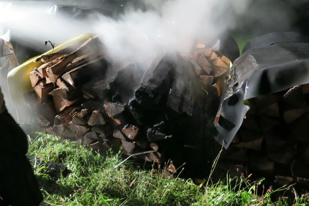 Bubendorf BL - Holzstapel mutwillig in Brand gesetzt – die Polizei sucht Zeugen