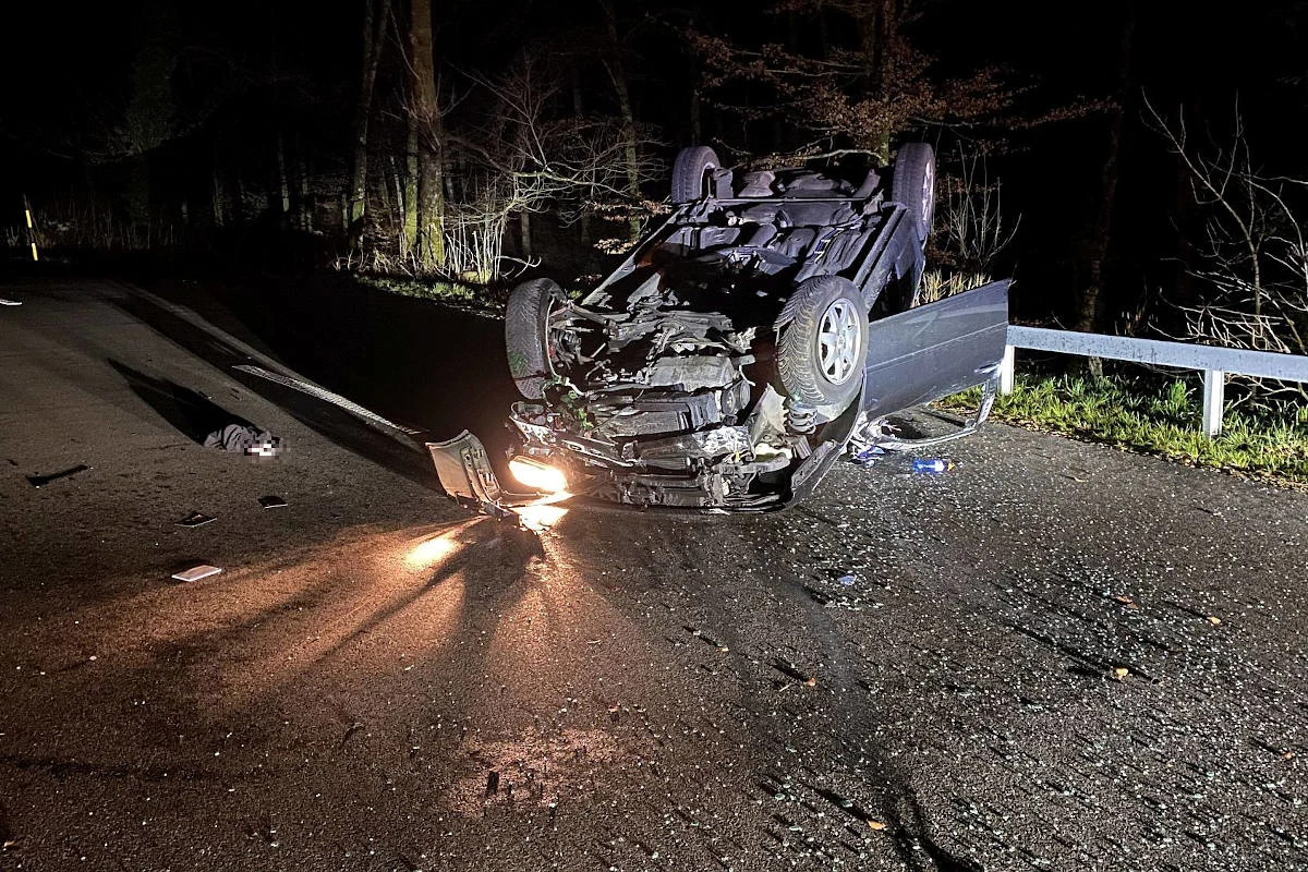 Rünenberg BL – In Holzwand gekracht und überschlagen