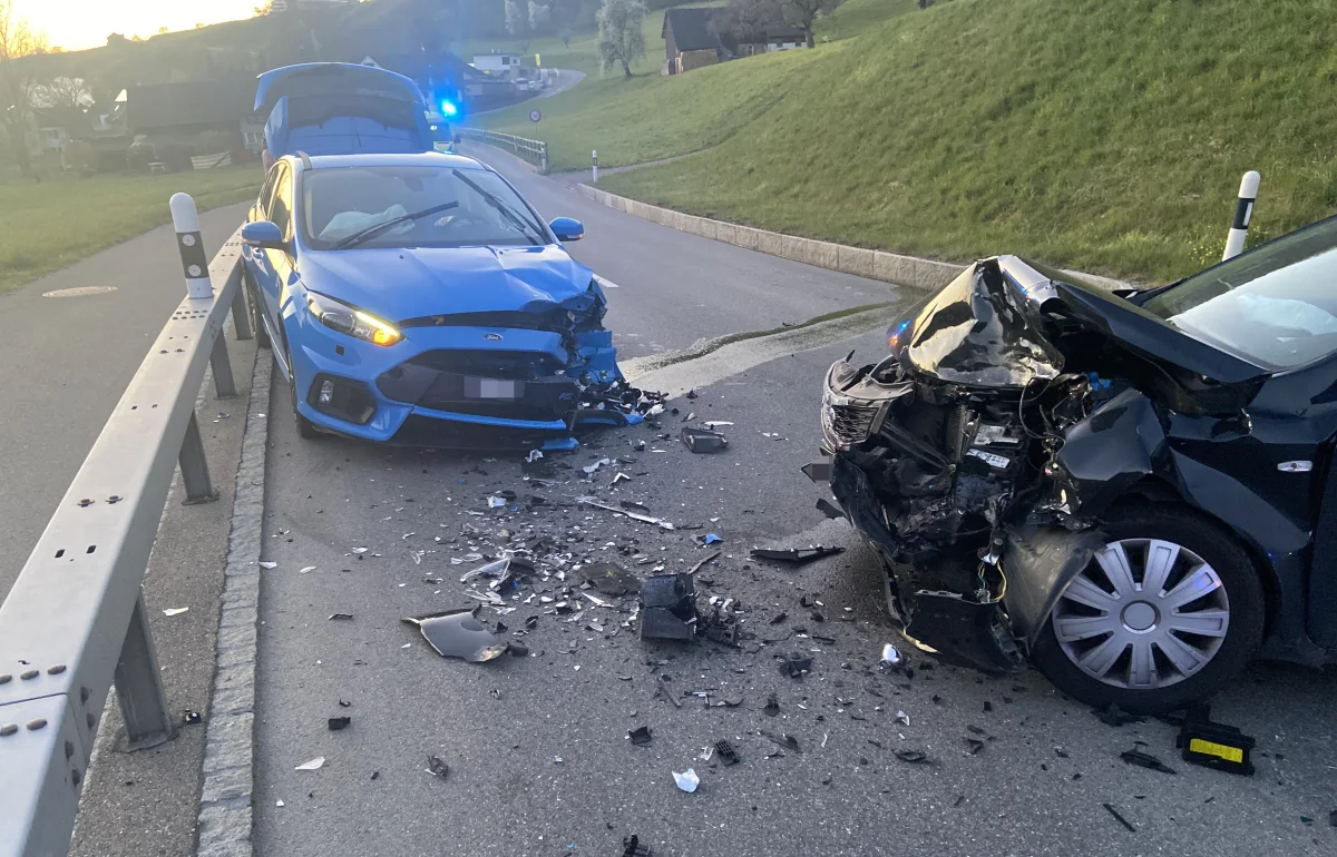 Unterrindal SG - Frontalkollision nachdem ein Auto auf die Gegenfahrbahn gerät!