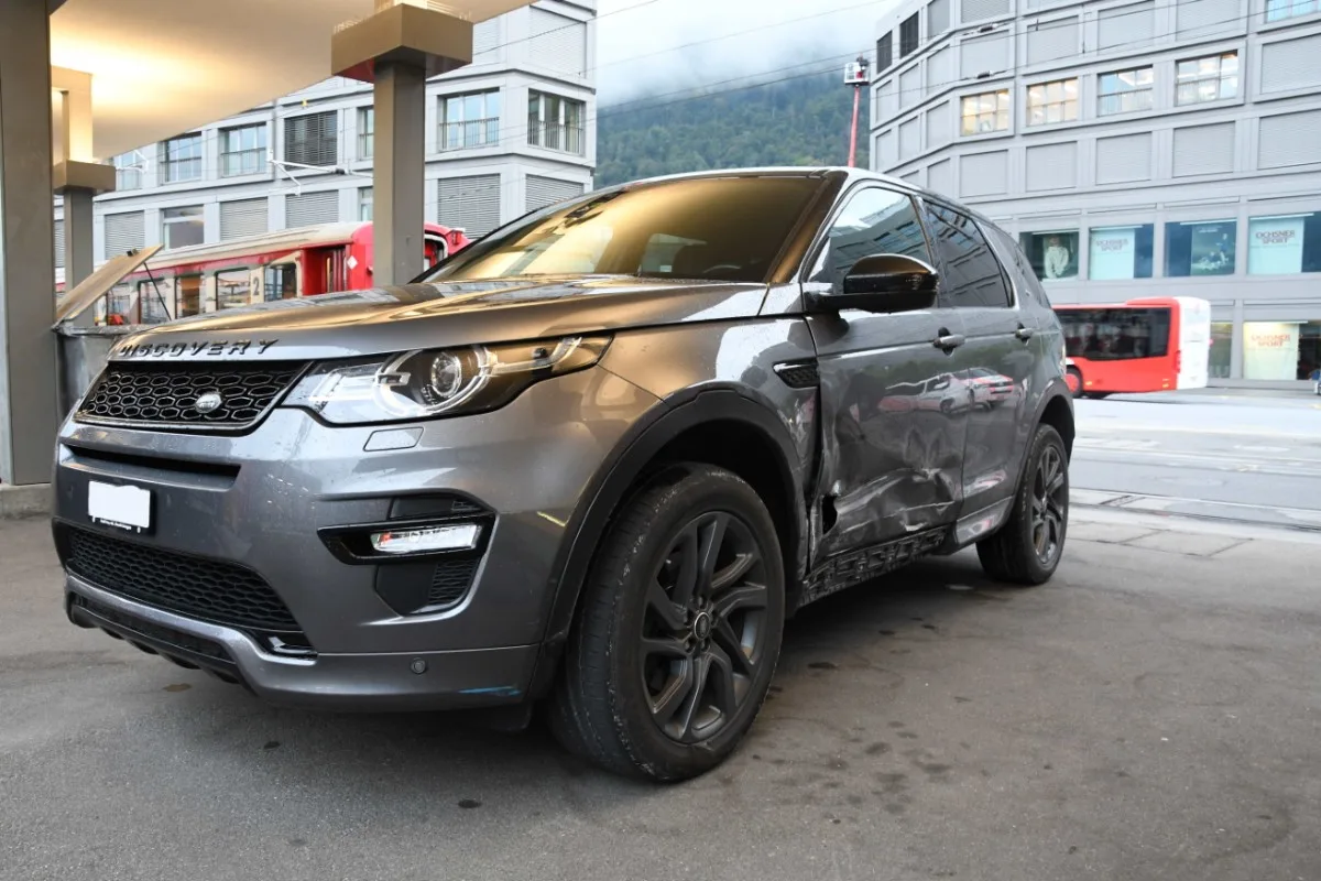 Heftiger  Crash in Chur - Beim Überholen kollidiert ein Auto mit der Arosabahn