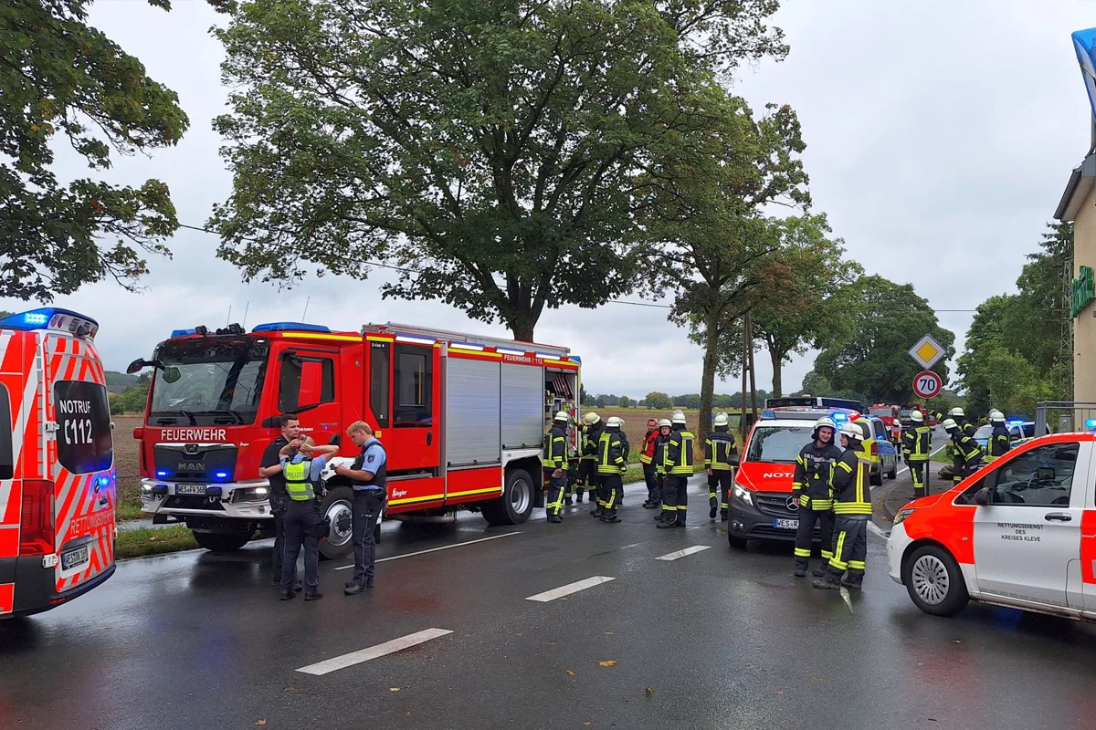 Sonsbeck NW – Sieben Kinder bei Unfall von Schulbus verletzt