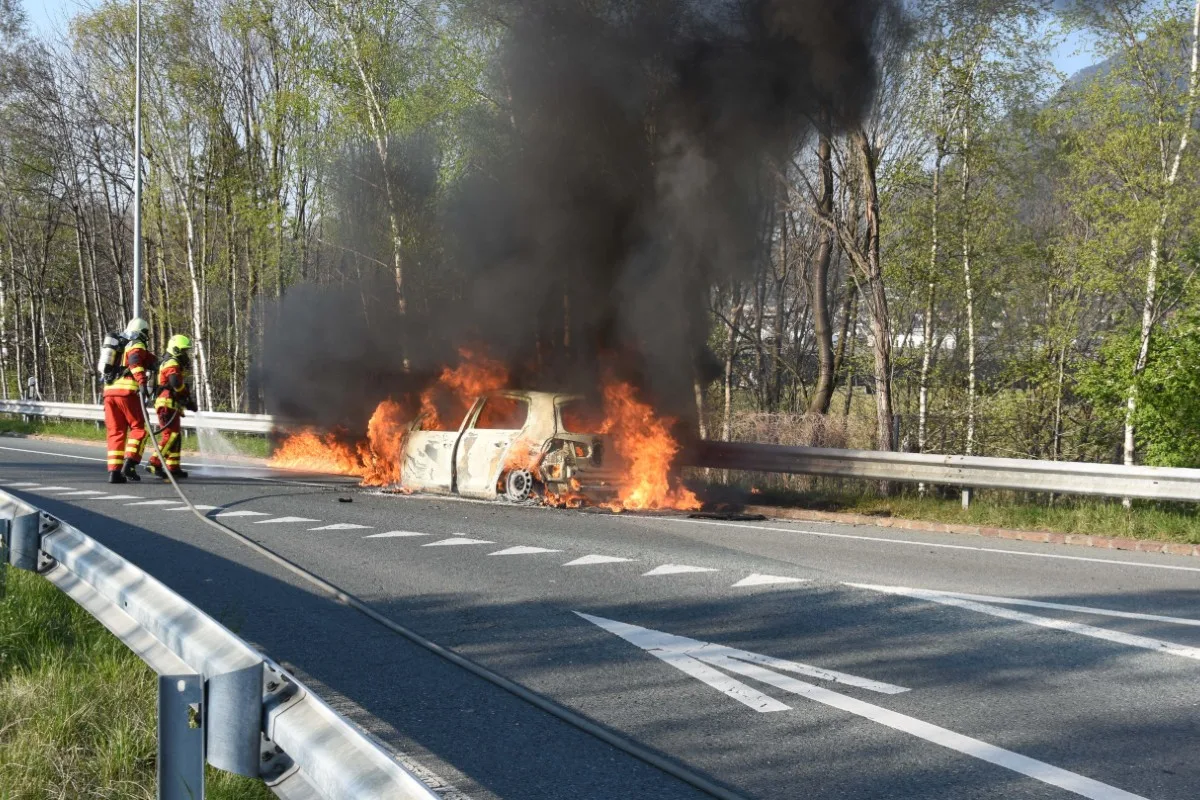 Sevelen SG -  Auto auf der Autobahneinfahrt in Brand geraten
