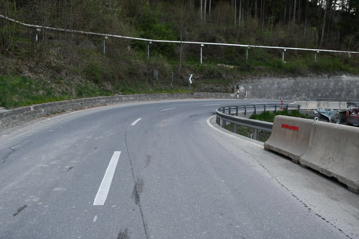 Chur GR - Personenwagenfahrer schneidet Kurve - Unfall zwischen zwei Motorradfahrern