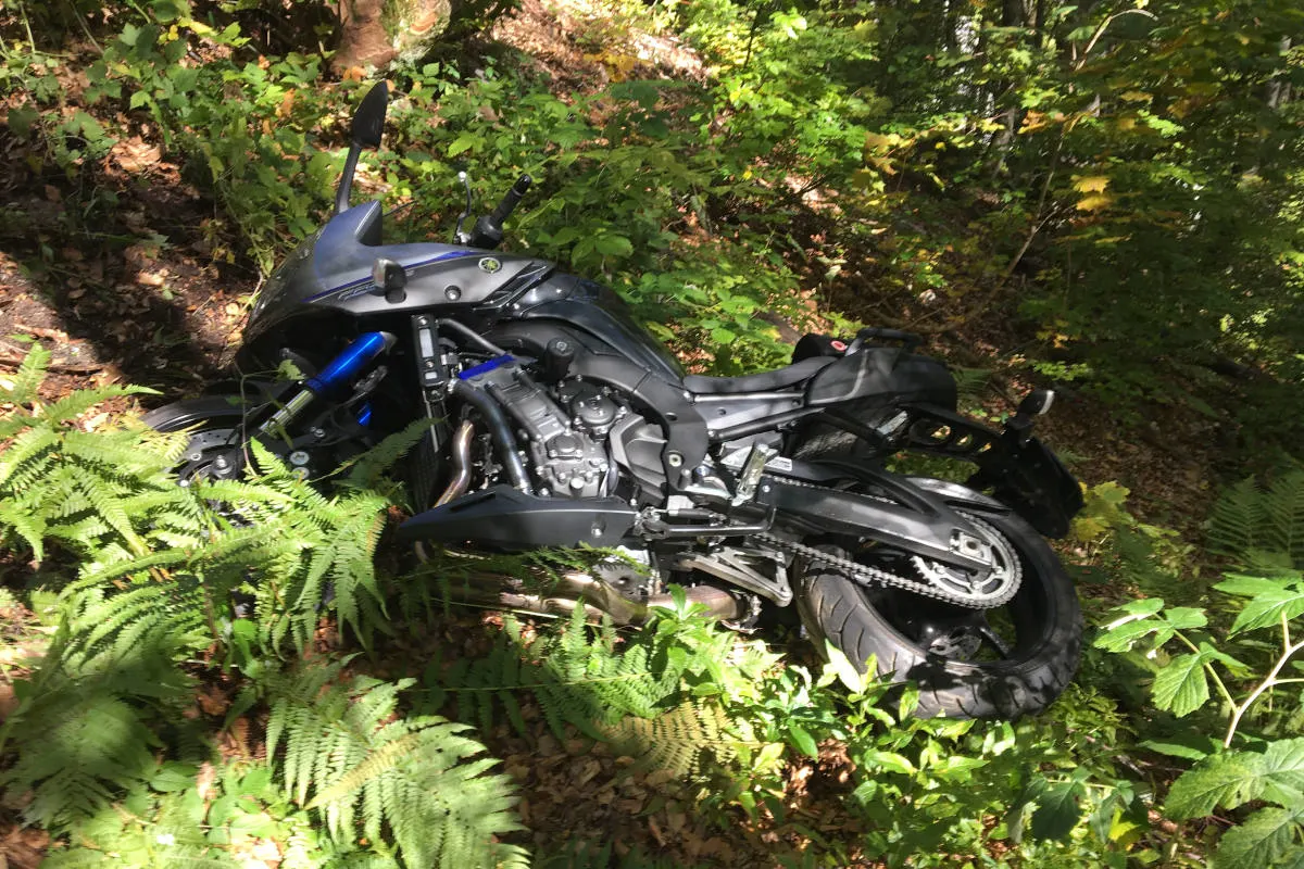 Unfall Linthal GL - Motorrad landet neben der Strasse