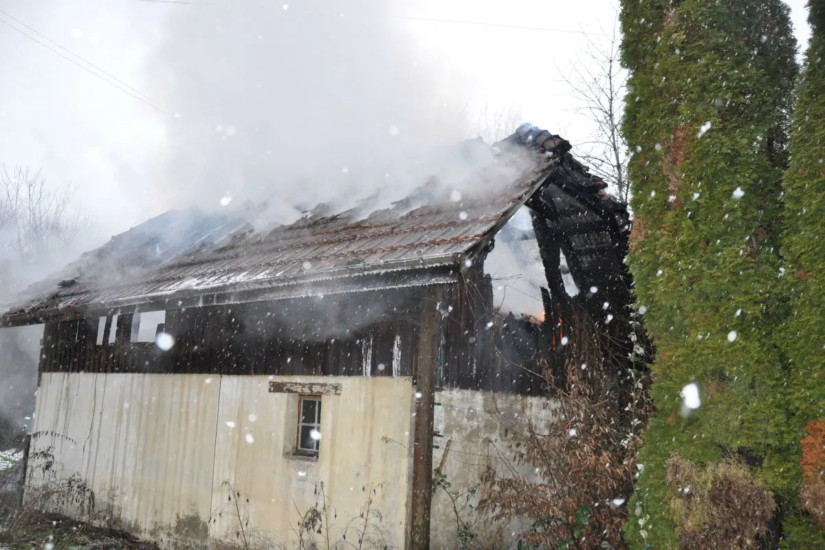 Grenchen SO - Freistehender Schuppen in Brand geraten